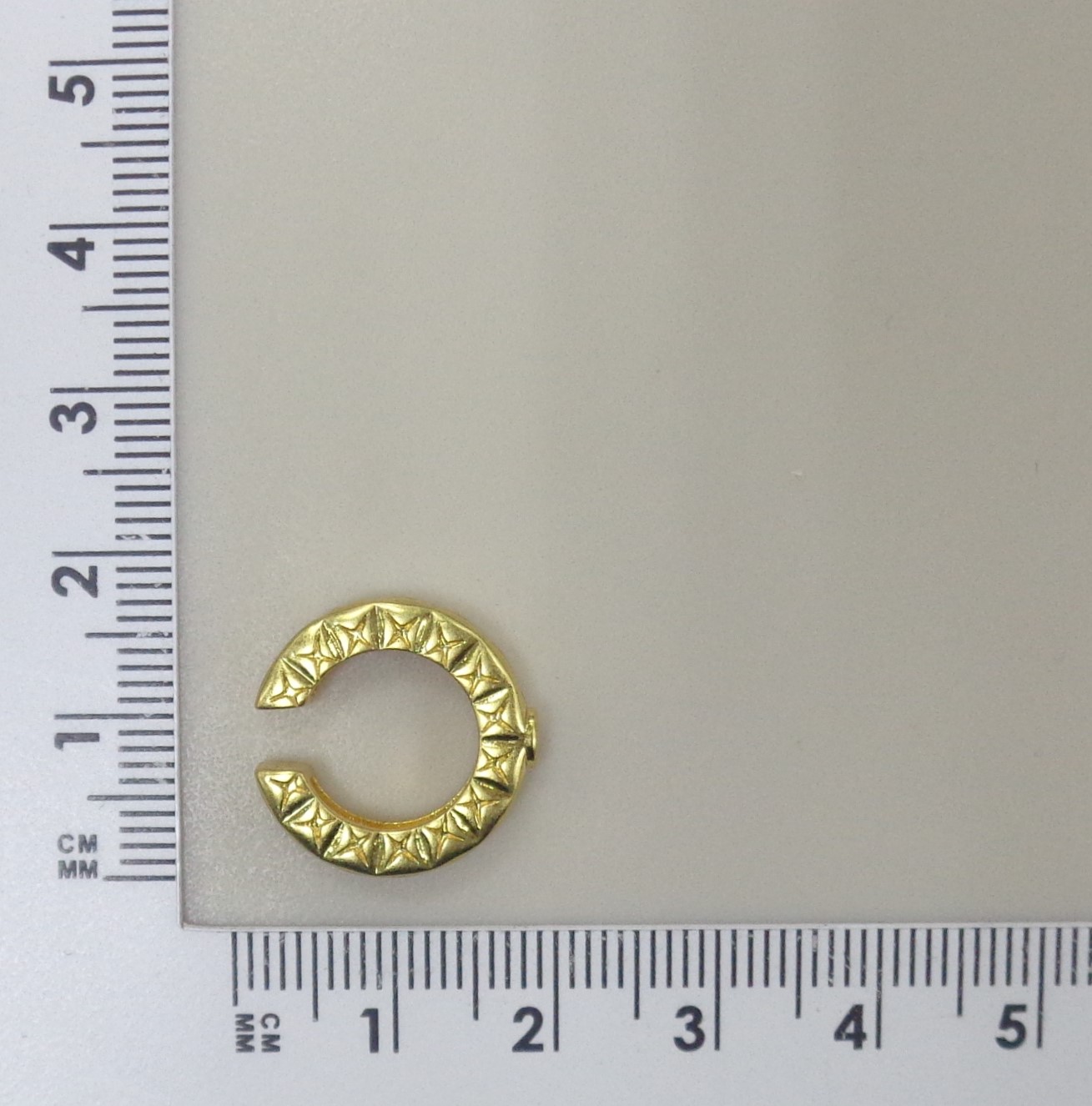 Бижутерная серьга-кафф с кубическим цирконием